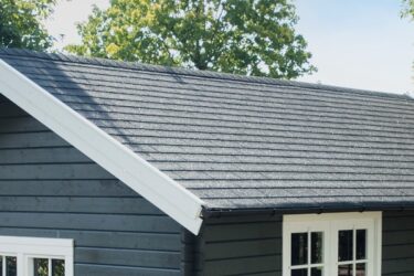 Dakshingles op je tuinhuis of overkapping soorten voordelen montage